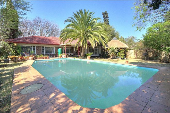 Brackenhurst House For Sale: Pool, parking, study, and security features included.