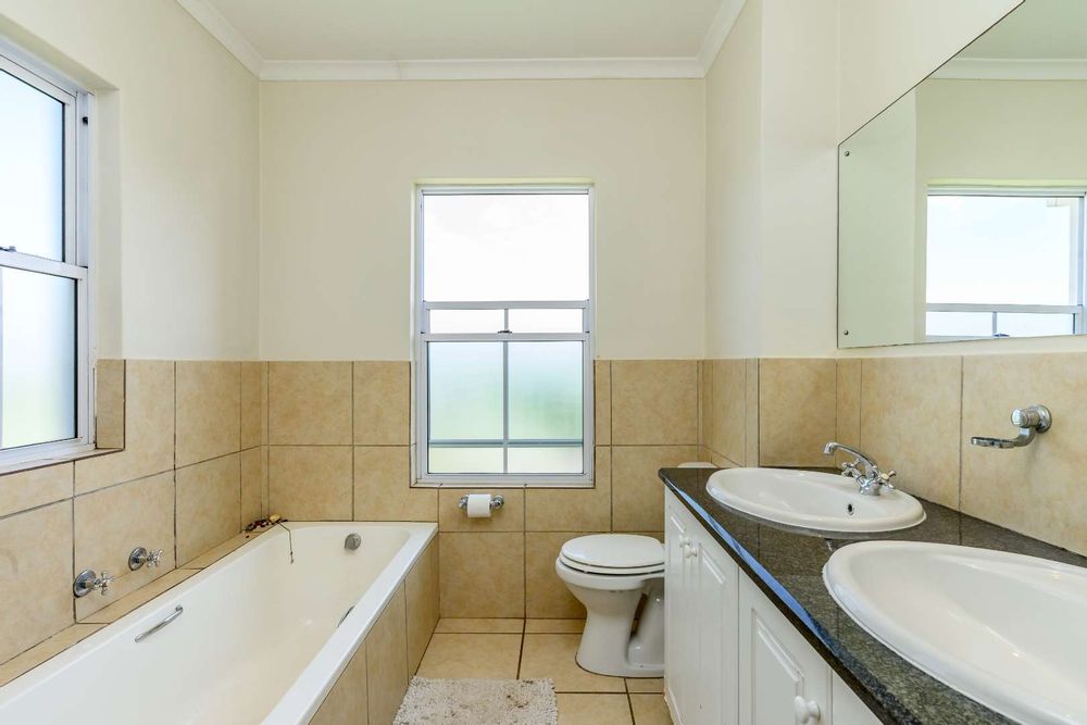 main bedroom bathroom en suite 