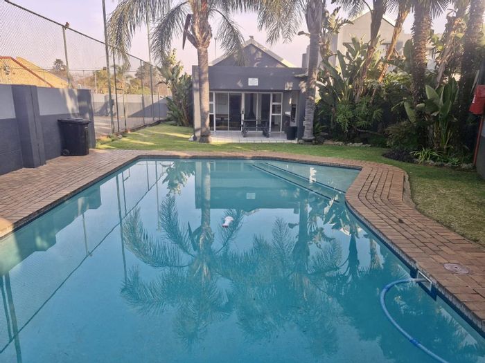 Charming Lakefield Townhouse For Sale: Open-Plan, Garden, Pool, Clubhouse, Tennis Court!