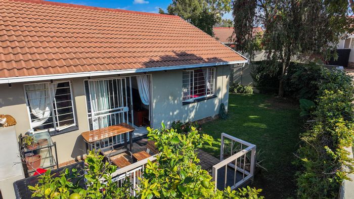 Sundowner Townhouse For Sale: 2-bed, wrap-around garden, clubhouse, pool access.
