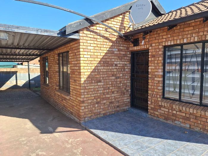 Danville House To Rent: 3 Bedrooms, Carport, Built-in Wardrobes, Garden, Public Transport Nearby.