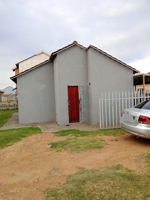 To Rent: House in Sharon Park with 3 bedrooms, open-plan living, and carport.