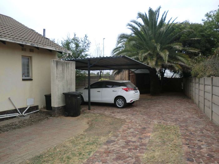 3-Bedroom House For Sale in Freeway Park with pool, lapa, and spacious garden.