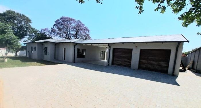 For Sale: Spacious Mountain View house with 4 en-suite bedrooms and double garage.