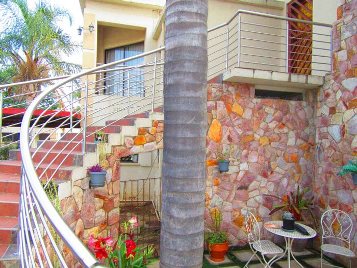 For Sale: House in Selection Park with pool, flatlet, study, and entertainment area.