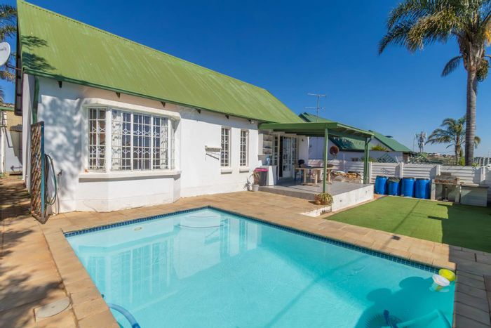 Bergbron Cluster For Sale: 2 beds, splash pool, flexible living space, low maintenance.