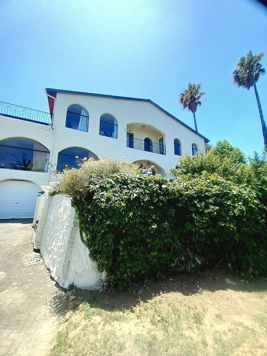 For Sale: House in Old Place with lagoon views, dual kitchens, and spacious layout.