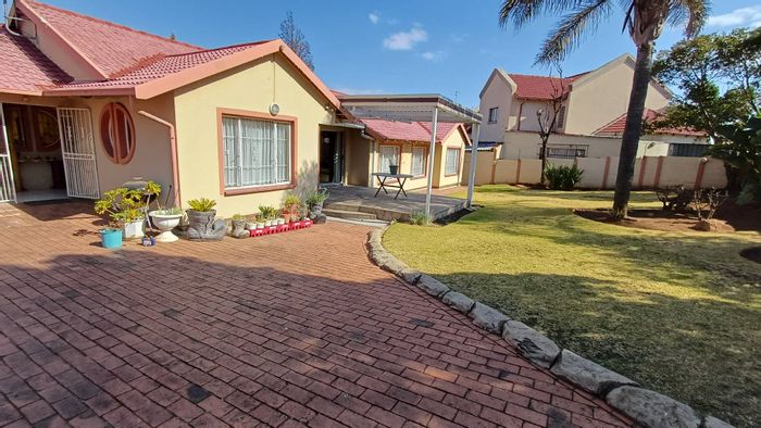For Sale: House in Winchester Hills with garage access, garden, and staff accommodation.