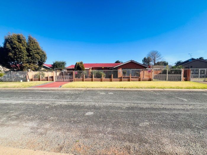 For Sale: House in Verwoerdpark with pool, bar, and spacious living areas.