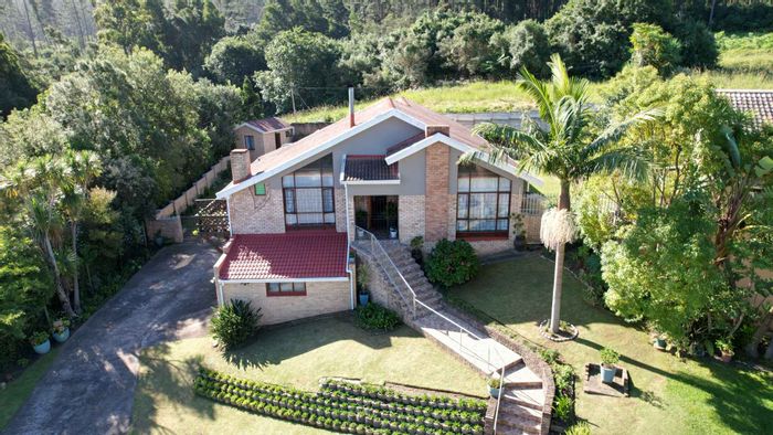 For Sale: Glen Barrie House with 4 Bedrooms, 3 Garages, and Braai Area.