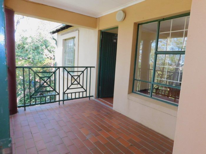 Bryanston Apartment To Rent: 2 beds, pool, secure complex, covered balcony.