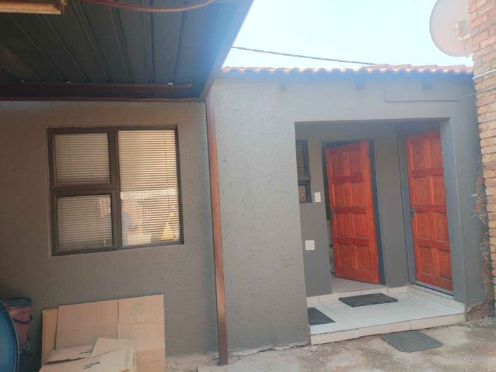 Property #2425373, Cottage Rental Monthly in Mahube Valley