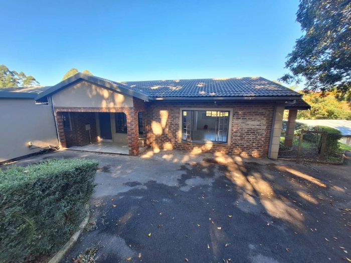 Crestview Townhouse To Rent: 2 Bed, Pool, Garden, All Utilities Included.