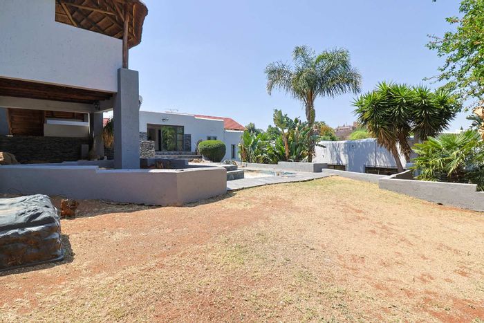 Mulbarton House For Sale: 3 bedrooms, gym, jacuzzi, pool, and spacious parking.