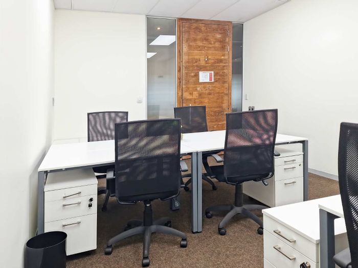 Office to Rent in Lynnwood Manor: Private space for 5, shared amenities included.
