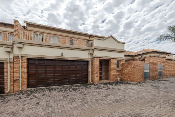 Property #2370442, Townhouse For Sale in Moreleta Park