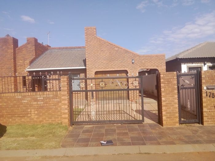 Property #1893818, House pending sale in Spruit View