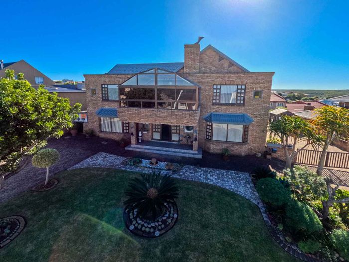 For Sale: House in Still Bay West with 5 bedrooms, patio, double garage.