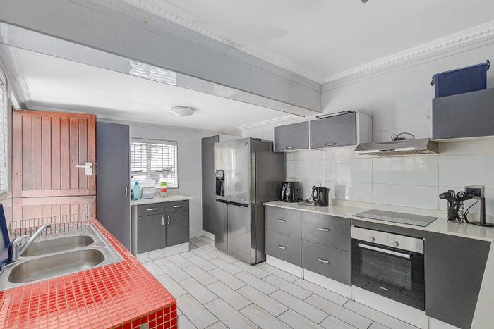 8-bedroom house for sale in Lombardy West with pool, bar, and rooftop.