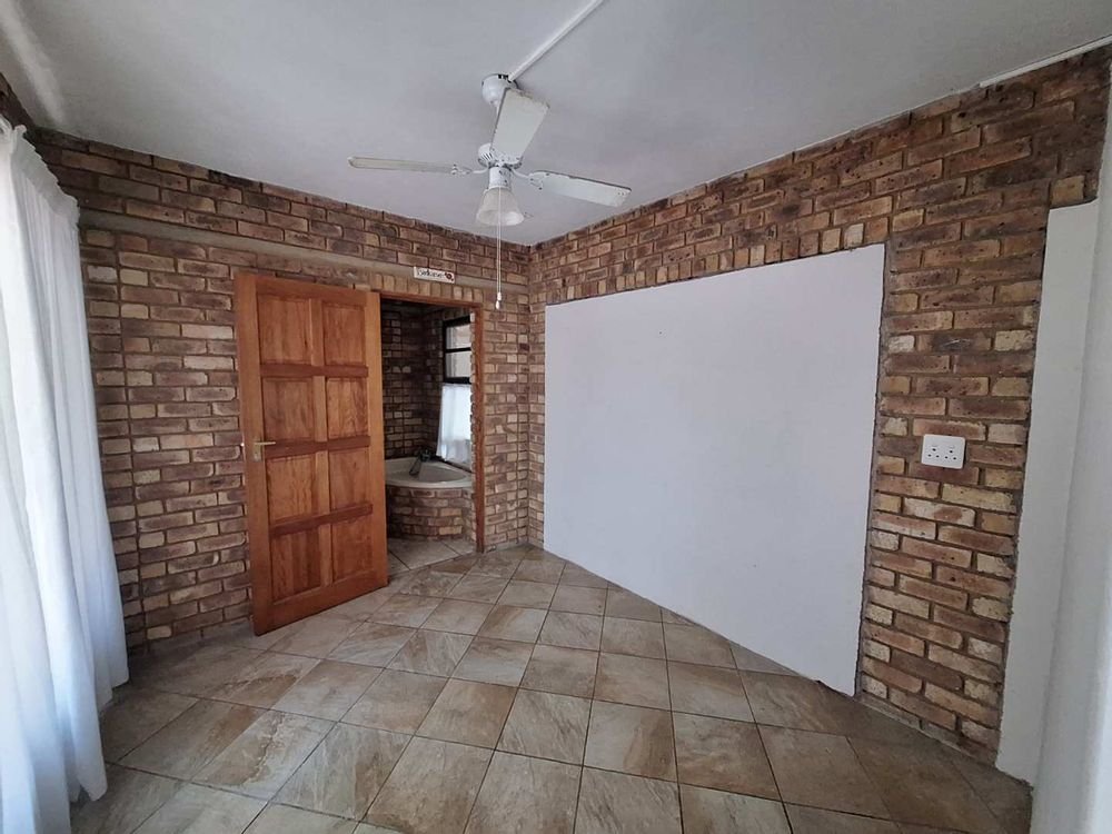 Downstairs bedroom en-suite