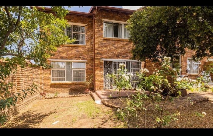 2-Bedroom Apartment in Buccleuch For Sale: Secure complex, pool, garage, close to schools.
