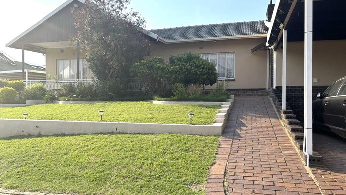 For Sale: House in Mondeor with entertainment area, pool, and security features.