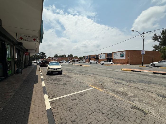 Office To Rent in Randburg Central: 71 m², high-speed WiFi, ample parking.