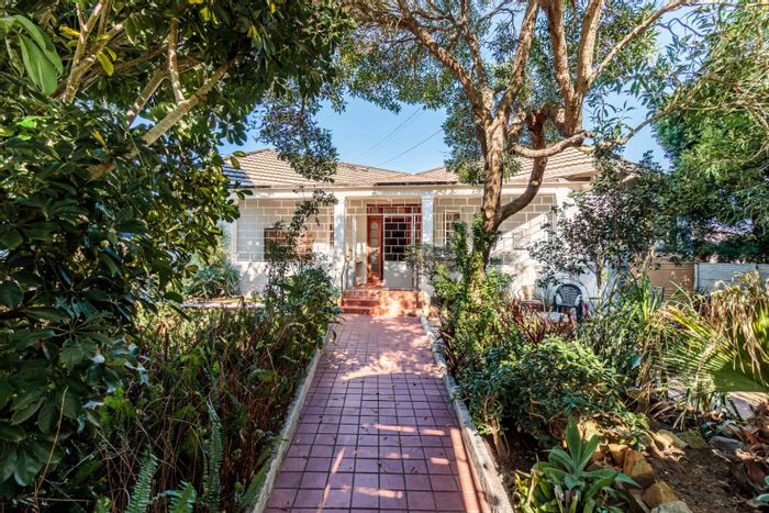 For Sale: House in Glen Hurd with 4 bedrooms, 2 flatlets, and spacious garden.