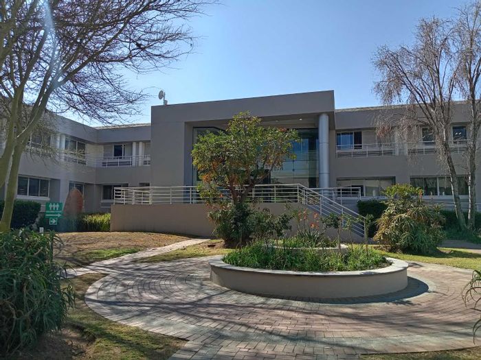 686 sqm Office to Rent in Woodmead: Accessible, flexible layout, 24/7 security.