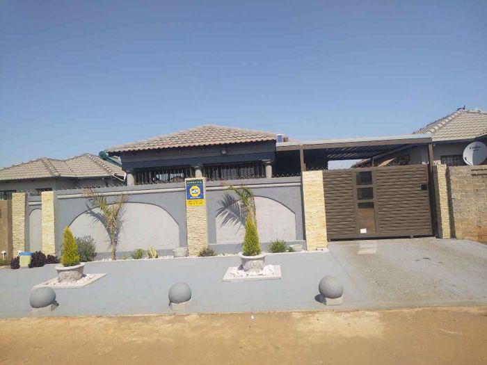 House for Sale in Soshanguve Ext: 3 bedrooms, carport, alarm system, near shopping.