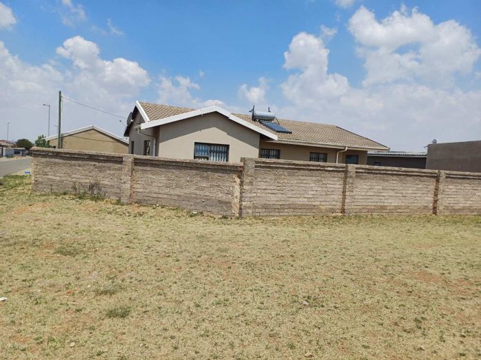 Cloverdene House For Sale: 3 bedrooms, secure area, near shopping and schools.