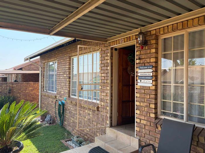 Amberfield Crest Townhouse For Sale: 2 beds, secure estate, garage, parks.