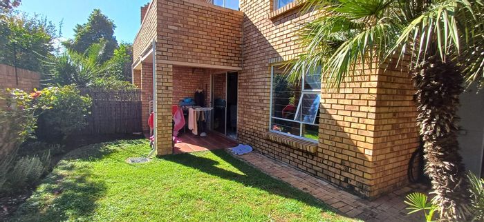 Liefde En Vrede Townhouse For Sale: 2 beds, private garden, pet-friendly, secure parking.
