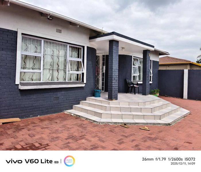 For Sale: Income-generating house in Florentia with main house and two cottages.