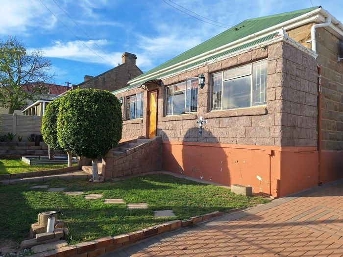 Charming Oudtshoorn Central Home For Sale: Spacious, Historical Features, Ample Parking & More!