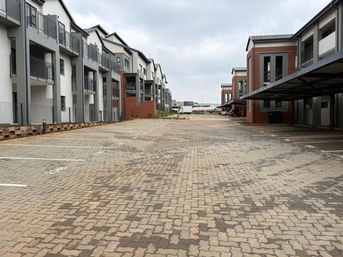 Wilgeheuwel Apartment To Rent: 2-bed, 2-bath, private patio, parking for two.