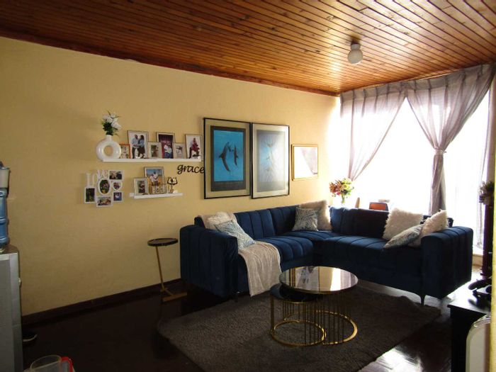 Windsor West Apartment For Sale: 1 bed, study, pool, near Cresta Mall.