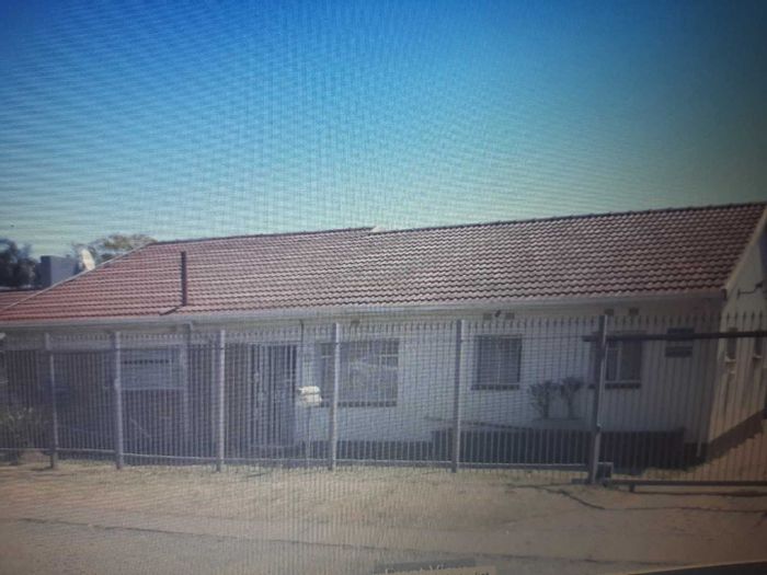 House for Sale in The Hill: 3 beds, study, flatlet, versatile extra room.