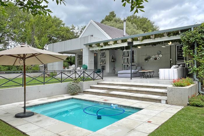 Fourways House To Rent: Pool, gin garden, workspace, 24/7 security, close to schools.