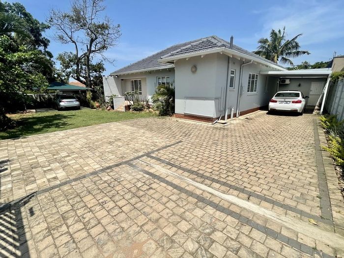 3-Bedroom House with Pool, Prepaid Electricity in Durban North Central - To Rent