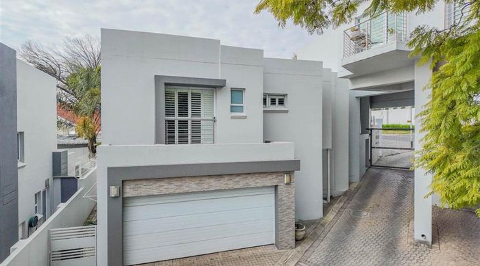 Bryanston House For Sale: 3 bedrooms, pool, gym, 24-hour security, ideal location.