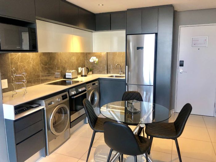 2 Bed, 2 Bath Apartment in Sandown with amenities, parking, and park access. To Rent.