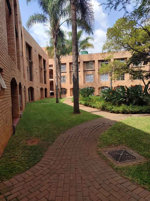 Hatfield Apartment To Rent: 1 bedroom, shared living, kitchen, parking, near UP.