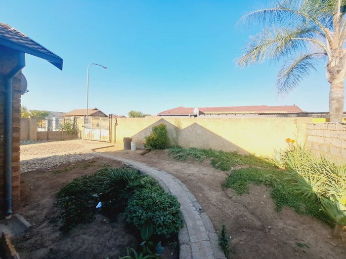 Mamelodi House For Sale: 3 Bedrooms, open plan living, carport, near amenities.