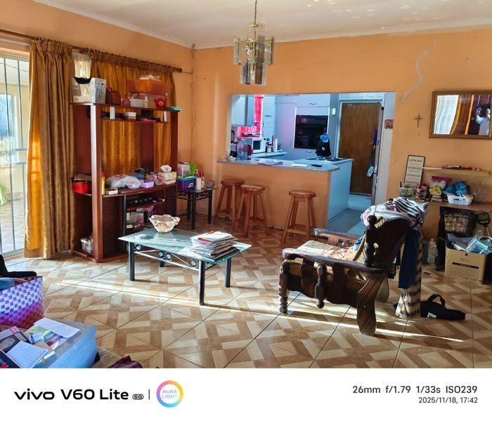 South Hills House For Sale: Open plan living, three bedrooms, spacious sunroom.