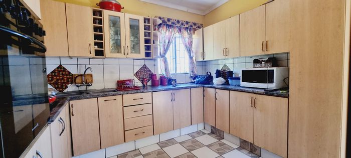 For Sale: Katutura House with 4 Bedrooms, 3 Bathrooms, and 2 Flats.