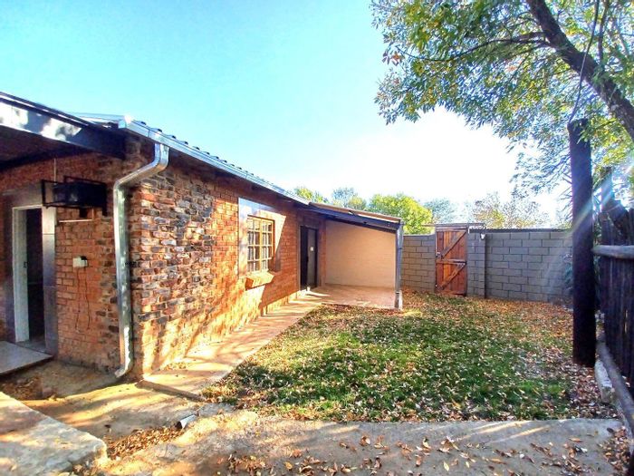 2-Bedroom Townhouse To Rent in Kellys View with private garden and shared area.