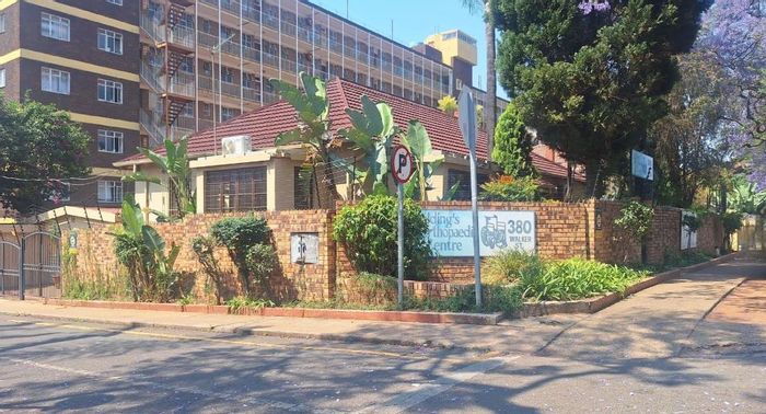 Spacious Sunnyside Apartment For Sale: 5 bedrooms, 2 bathrooms, 4 garages, versatile rooms.