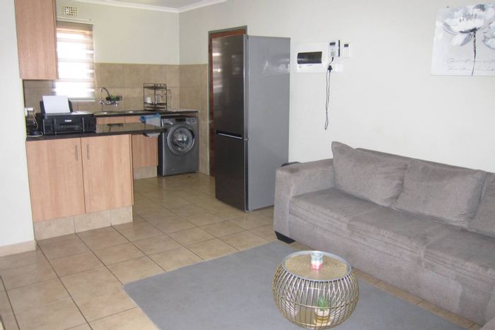 Kibler Park Townhouse To Rent: Cafe, car wash, play area, 24-hour security.