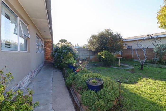 For Sale: House in Chrismar with 4 bedrooms, braai area, and security features.